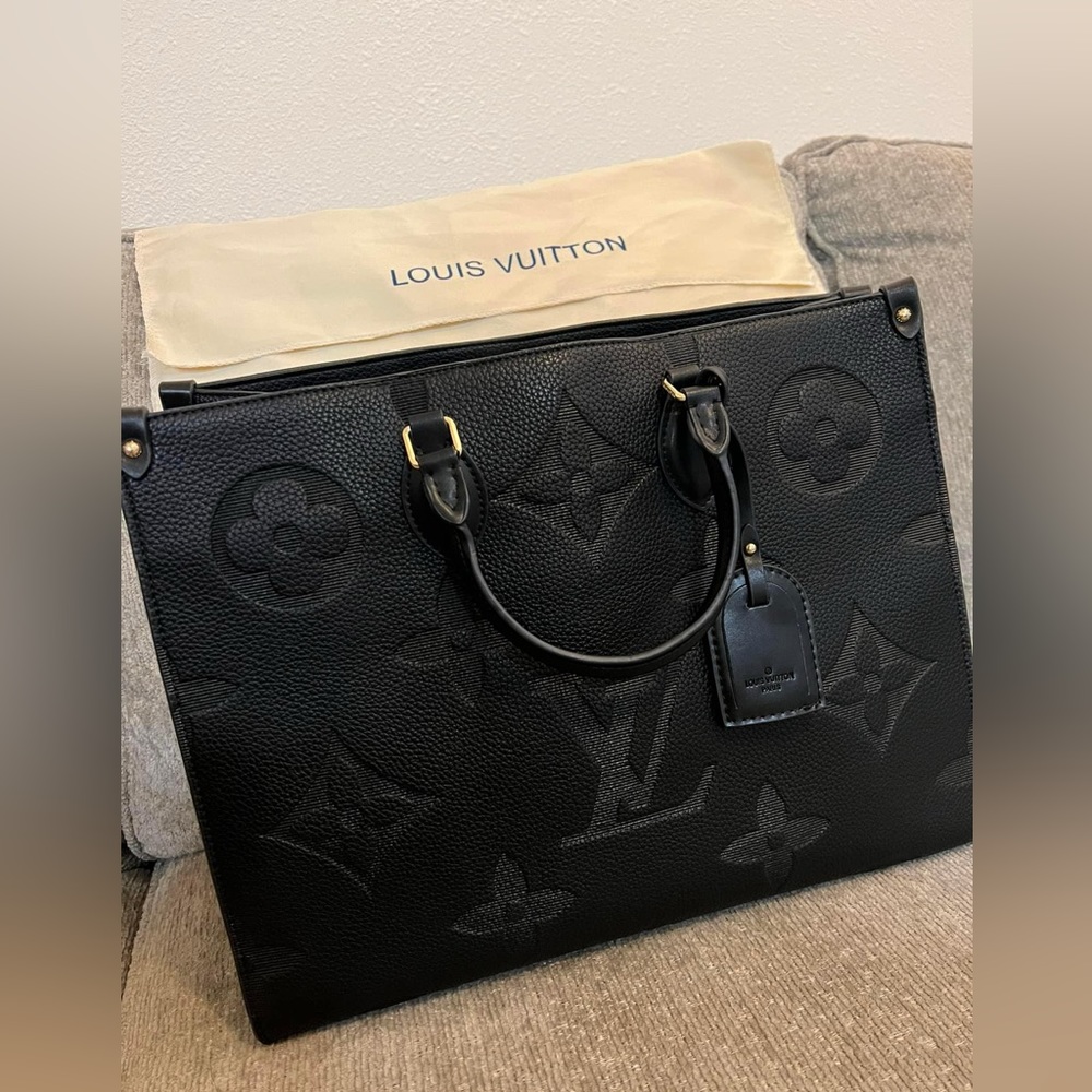🚨🚨FLASH SALE 🚨🚨Used Louis Vuitton Black Purse/Bag